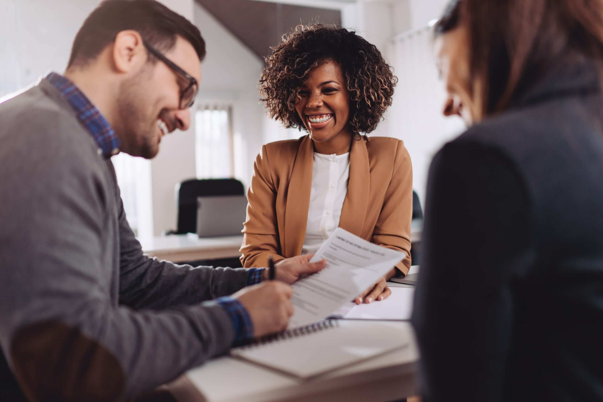 Contrato intermitente - três pessoas em uma mesa