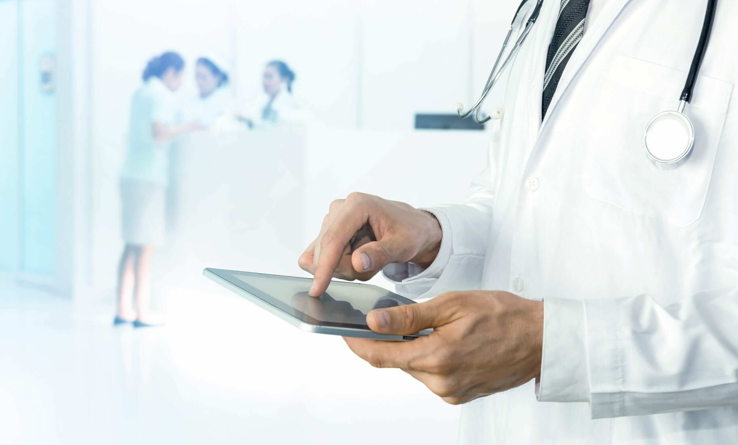 Gestão de fluxo de pacientes - médico segurando um tablet